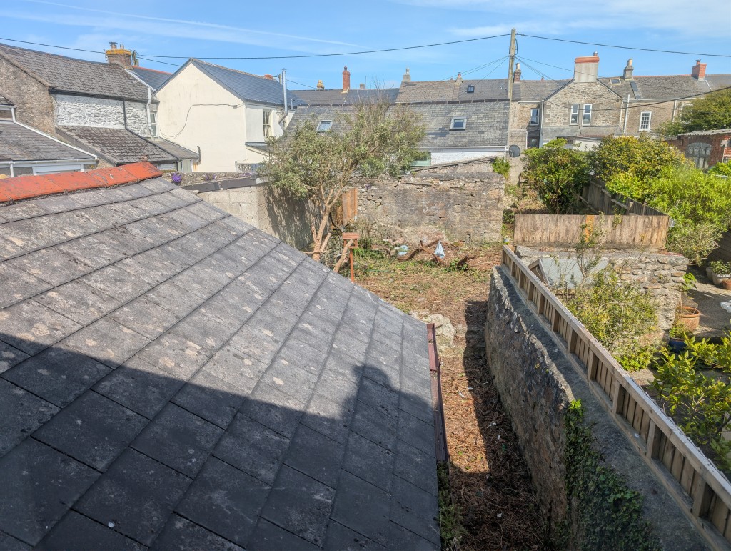 Lot: 4 - TERRACED TWO-BEDROOM COTTAGE FOR UPDATING - View from first floor overlooking garden